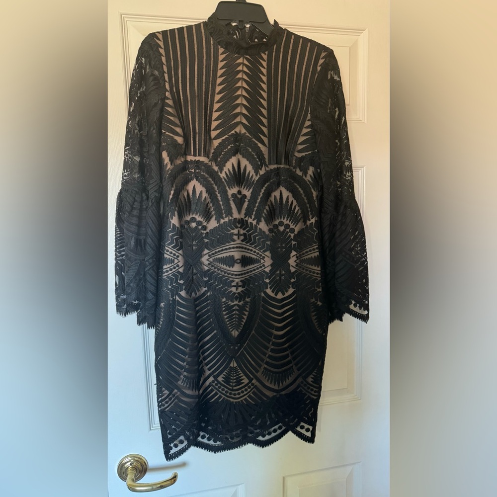 Bardot Women's 'Emmie' Bell Sleeve Lace Sheath Dress - Picture 8 of 12